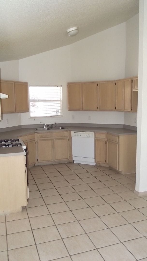 Building Photo - East El Paso 3 bed Refirg A/C