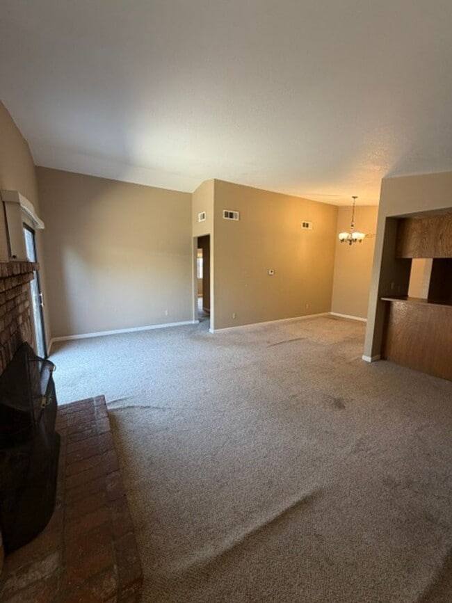 Foto del edificio - Charming 2 Bedroom, 1 Bath Home with Garage & Fireplace