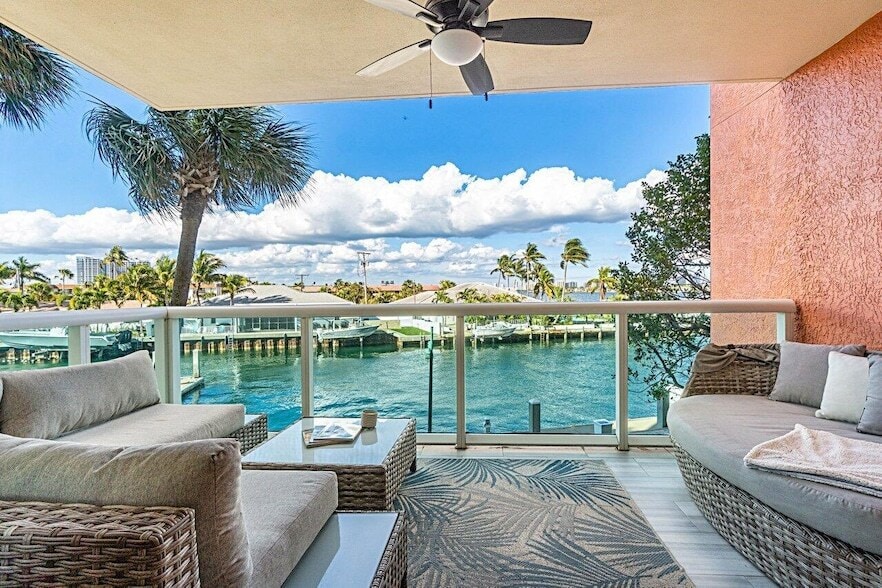 Photo - 2650 LAKE SHORE Dr Unit 201