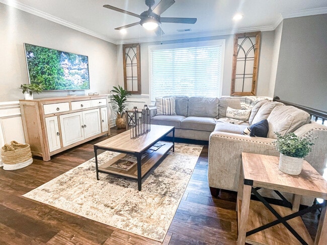 Building Photo - 11501-11505 5 Cedars Rd