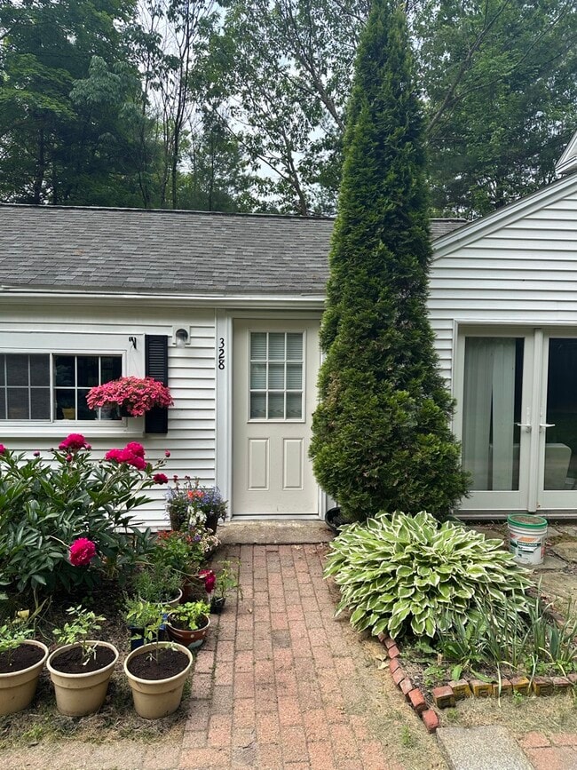 Private Entrance - 328 Great Rd