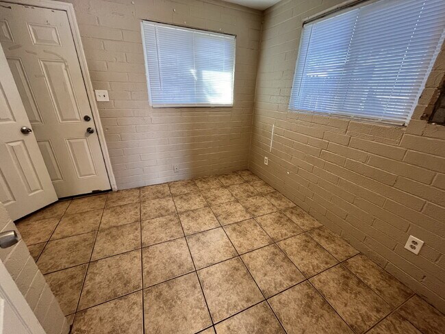 Building Photo - Move In Ready - This cozy home has all til...