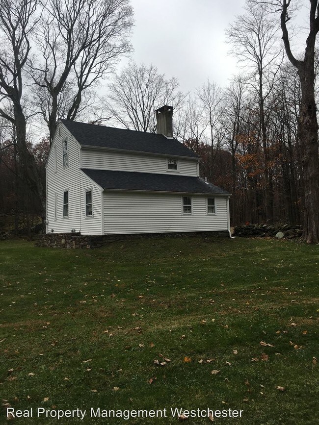 Building Photo - 1141 Old Quaker Hill Rd