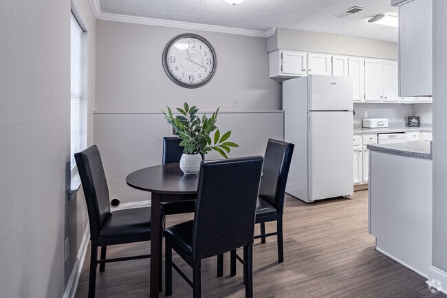 2BR, 1BA - 860SF - Comedor - Residences at the Overlook
