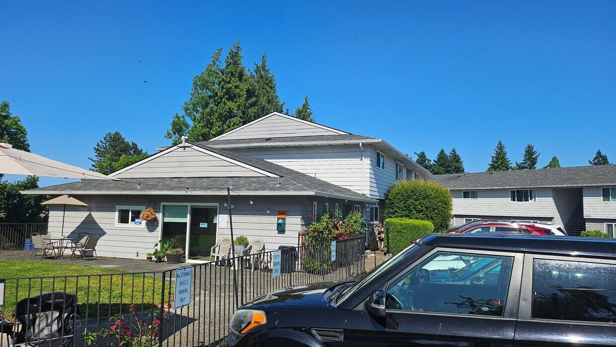 Building Photo - Rent Ready 2 Bedroom Apartment Coming Soon!
