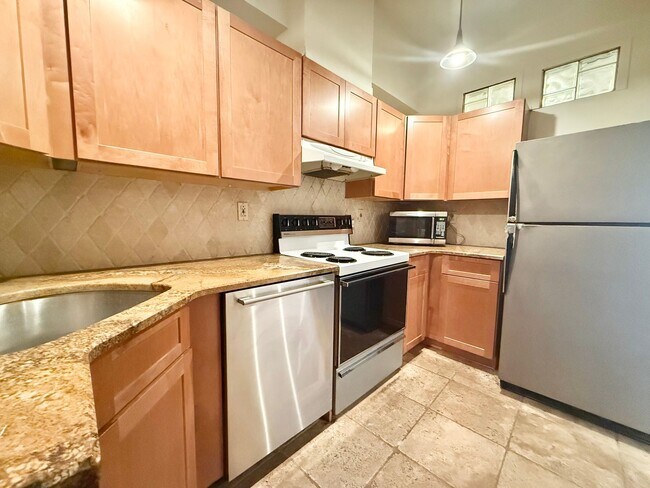 Building Photo - Rarely Available End-Unit Condo with Bridg...