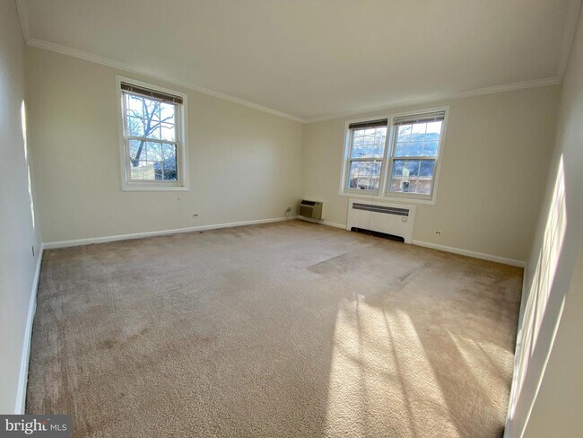 Building Photo - 222 N George Mason Dr