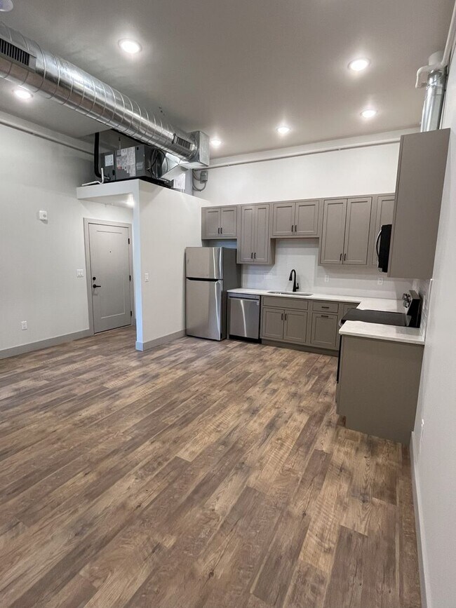 Foto del edificio - 12 E Main St