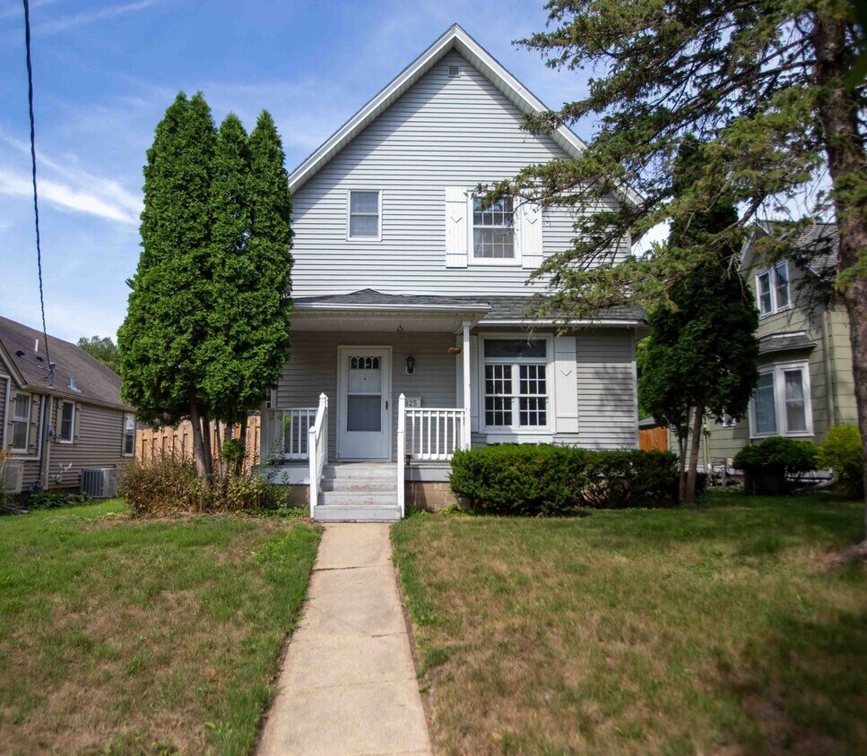 Foto principal - Available NOW! 3 bedroom 2.5 bathroom home...