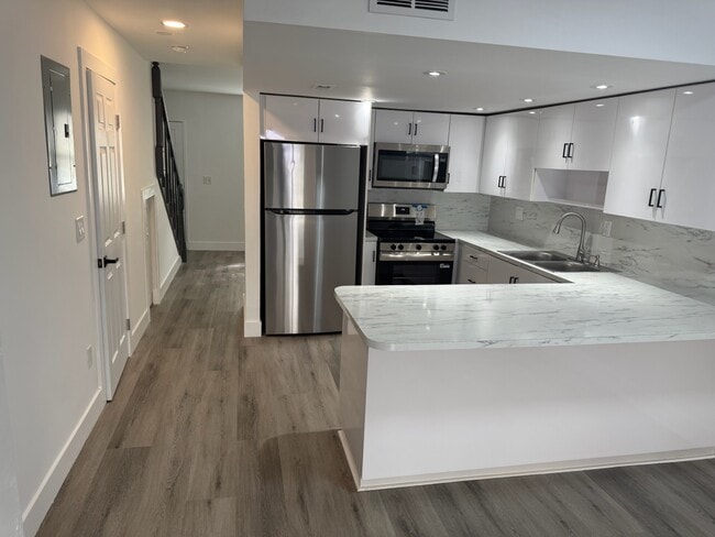 Building Photo - 1543 W 42nd St