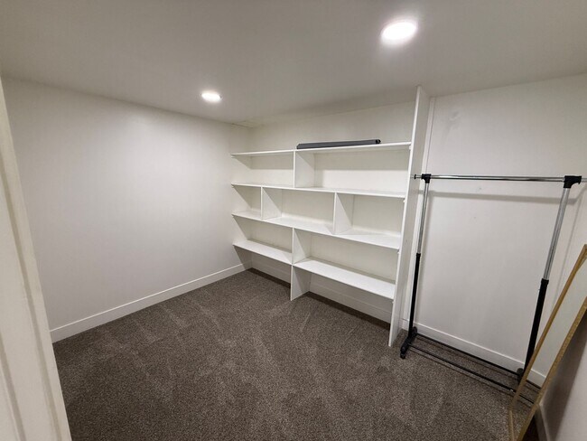 Foto del edificio - 8285 Lakeshore Dr