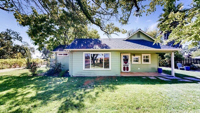 Foto del edificio - Country Charm Meets Vineyard Views! Two Bedroom Two bath with room to relax!