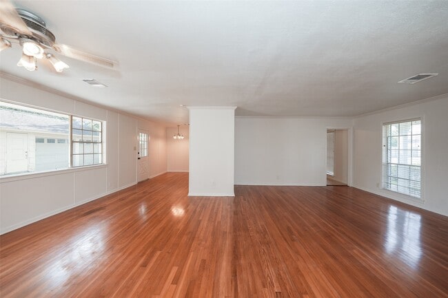 Building Photo - 9519 Val Verde St