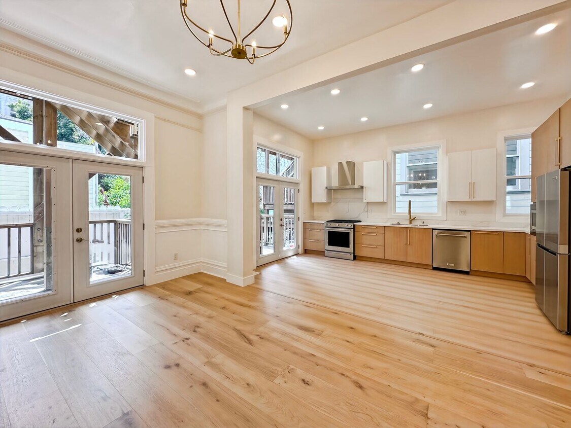 Foto principal - Spacious, Remodeled 4BR/2.5BA Victorian Fl...