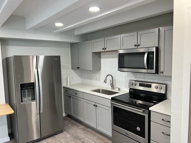 Building Photo - 5804 Circulo Dr