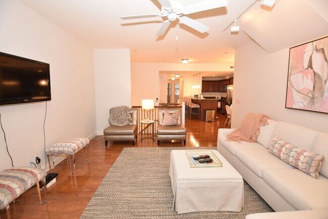 Foto del edificio - 3 bedroom 2 bath Ivy Quad Townhouse for lease