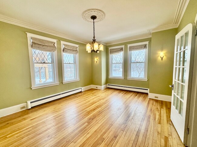 Building Photo - Bright and relaxed 2-bedroom + Den apartment in Lower Town, Ottawa