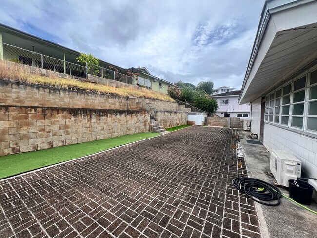Building Photo - Salt Lake 3 bedroom 3 bath home with updat...