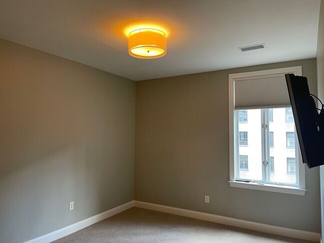 Building Photo - Gorgeous Uptown Condo Now Available!