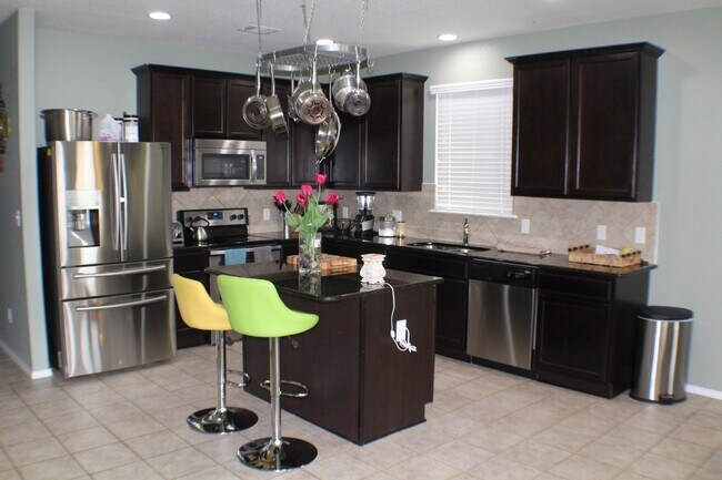 Building Photo - Beautiful Lennar built 5 bedroom / 3 full ...