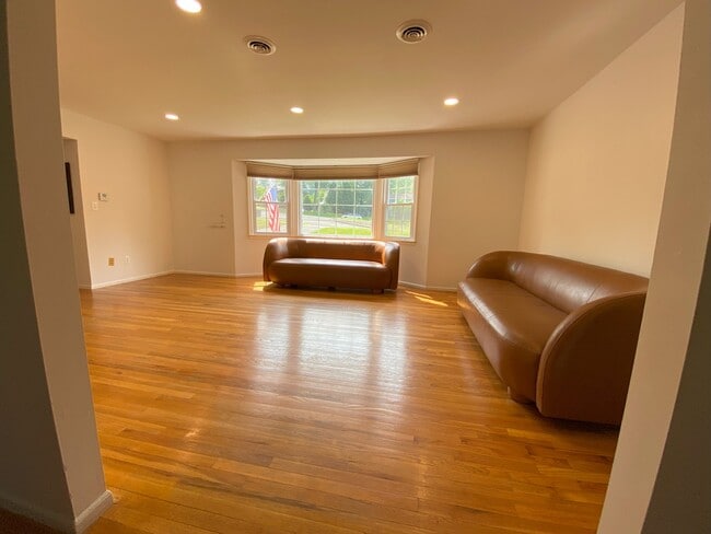 Building Photo - 212 Fort Lee Pl