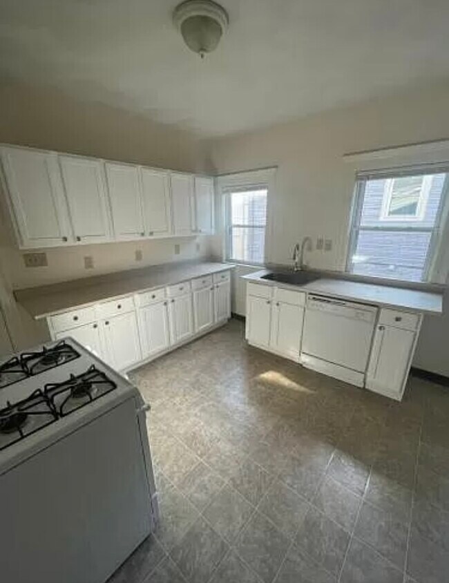 Building Photo - 10 Pinkham Rd