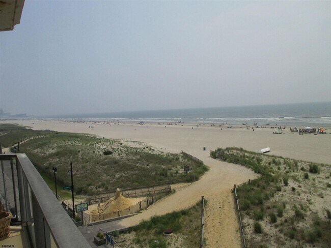 Building Photo - 4800 Boardwalk-400-400