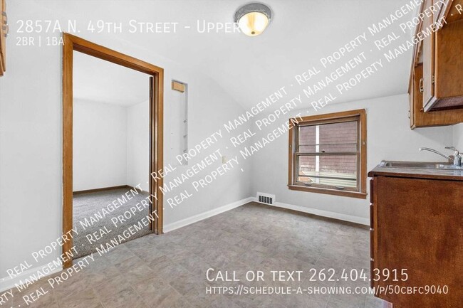 Building Photo - Two bedroom upper duplex in great Milwauke...