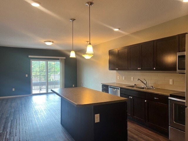 Building Photo - Arrowhead View