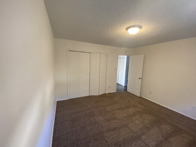 Building Photo - Cozy Condo Available NOW!