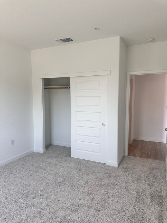 Foto del edificio - 1/2 off first full months rent with possession by 4/17/2026
