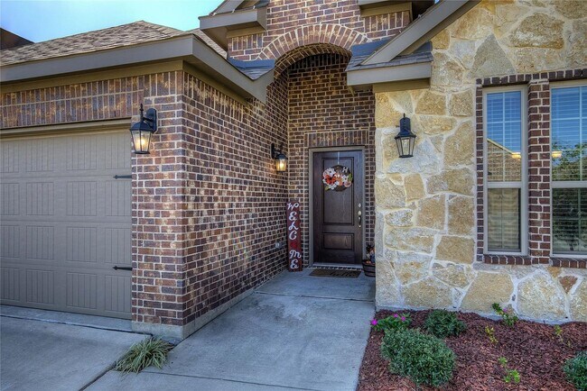 Foto del edificio - Beautiful 4 bedroom 3 bathroom, 1 living r...