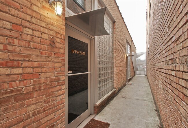 Building Photo - 940 Pitner Ave