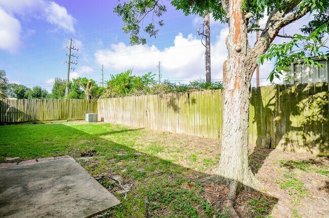 Foto del edificio - 1246 Summer Park Ln