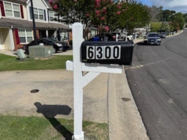 Foto del edificio - 6300 Hickory Ln Cir