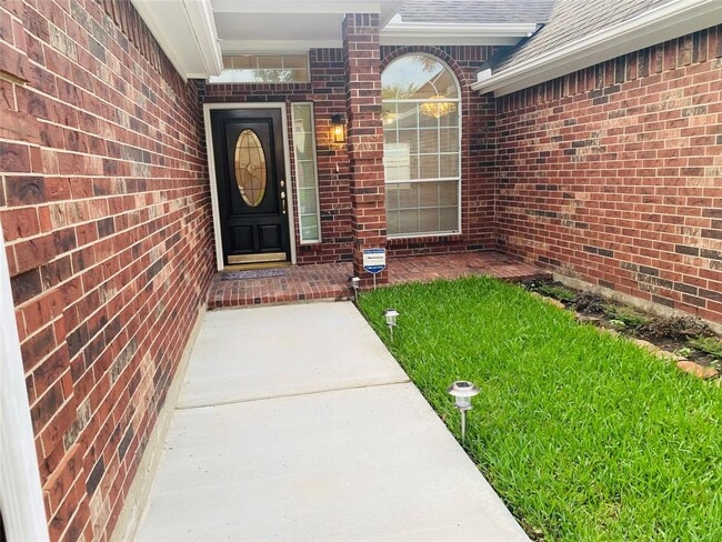 Building Photo - 12118 Green Trails Dr