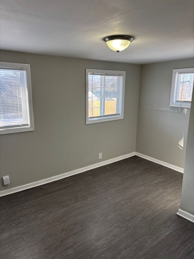 Building Photo - !!MOVE IN SPECIAL!! AVAILABLE NOW! 3 Bed 1...