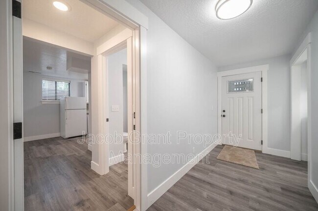 Foto del edificio - 1170 St Clair Rd