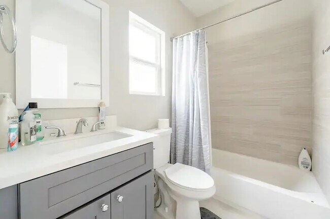 bathroom - 2626 Bastrop St