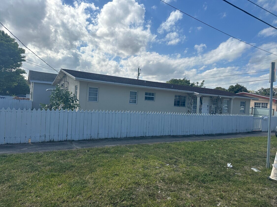 Primary Photo - 17100 NE 3rd Ct