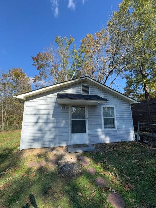 Building Photo - 1 bed 1 bath apartment in Rossville!