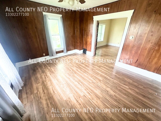 Building Photo - 2 bedroom, 1 bath unit in Akron!