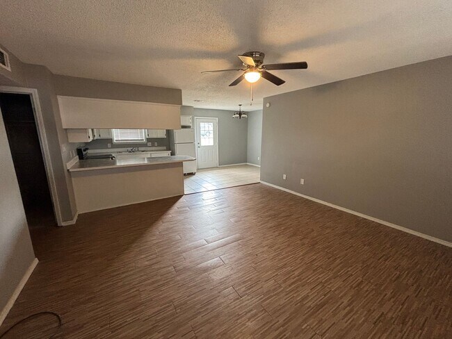 Building Photo - Come take a look at this 3-bedroom 1.5-bat...