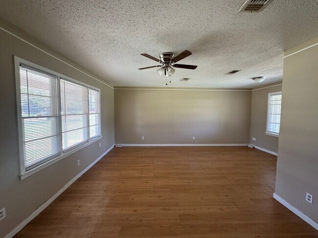 Foto del edificio - Charming 2 Bed 1 Bath 1 Car Garage Home