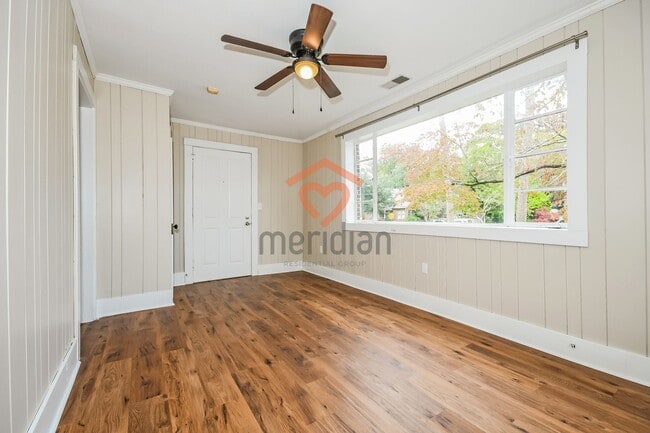 Building Photo - 3 bed / 2 bath home ~ Available October 2025