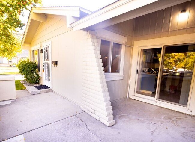 Foto del edificio - Cute 2 Bedroom East Sparks Townhouse