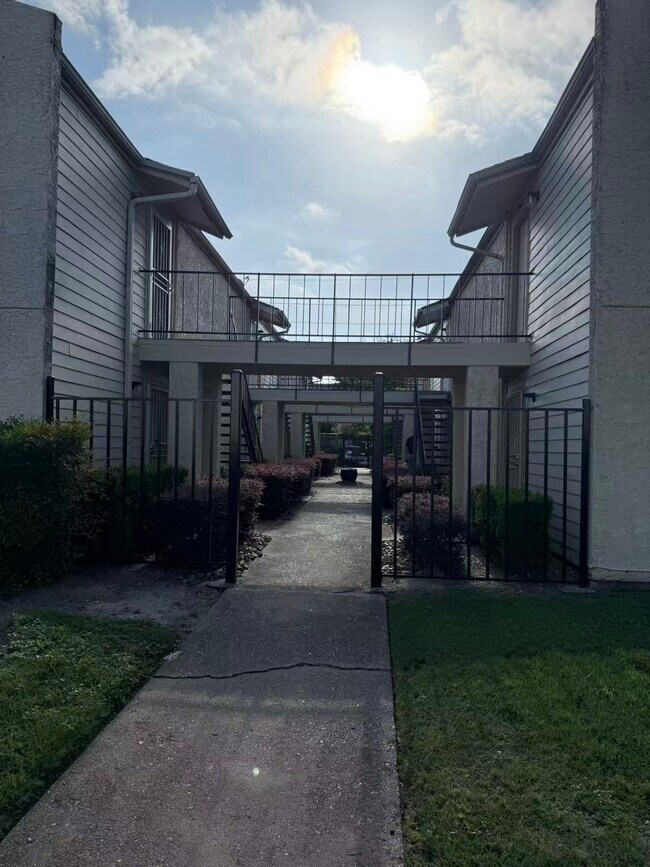 Building Photo - 10075 Westpark Dr