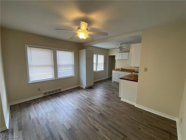 Foto del edificio - 8221 Grand Division Ave