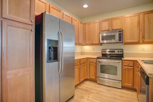 Building Photo - 1020 E Longport Cir