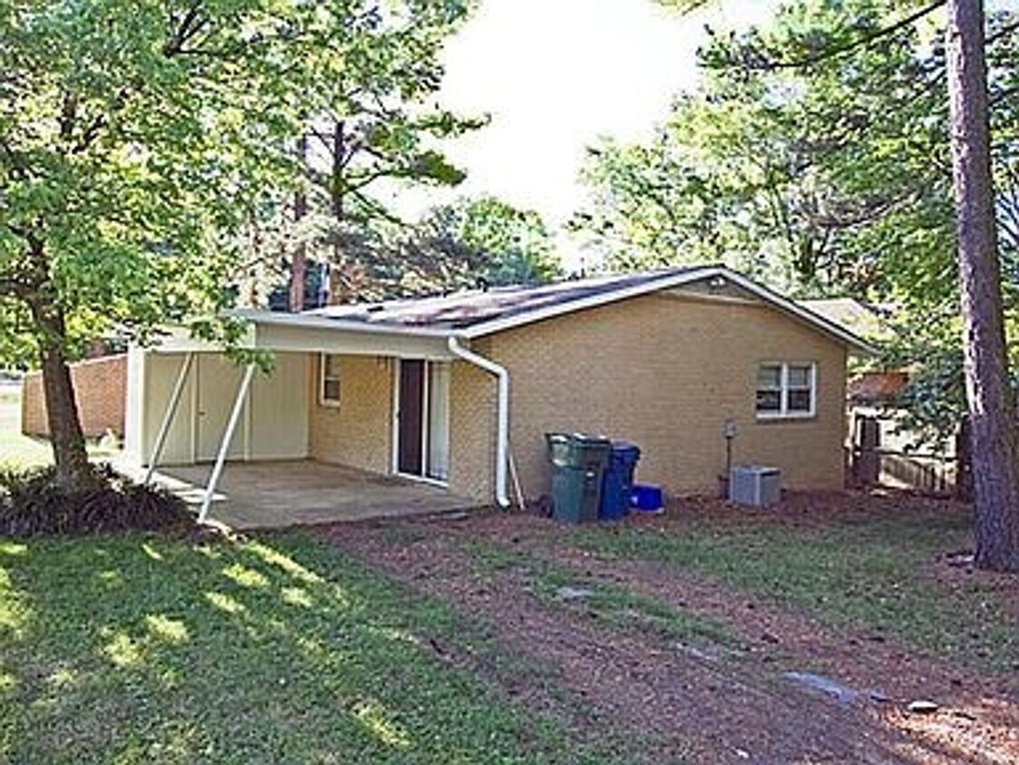 Foto del edificio - Charming 3BR, 2BA & Convenient Living on North Duke Street